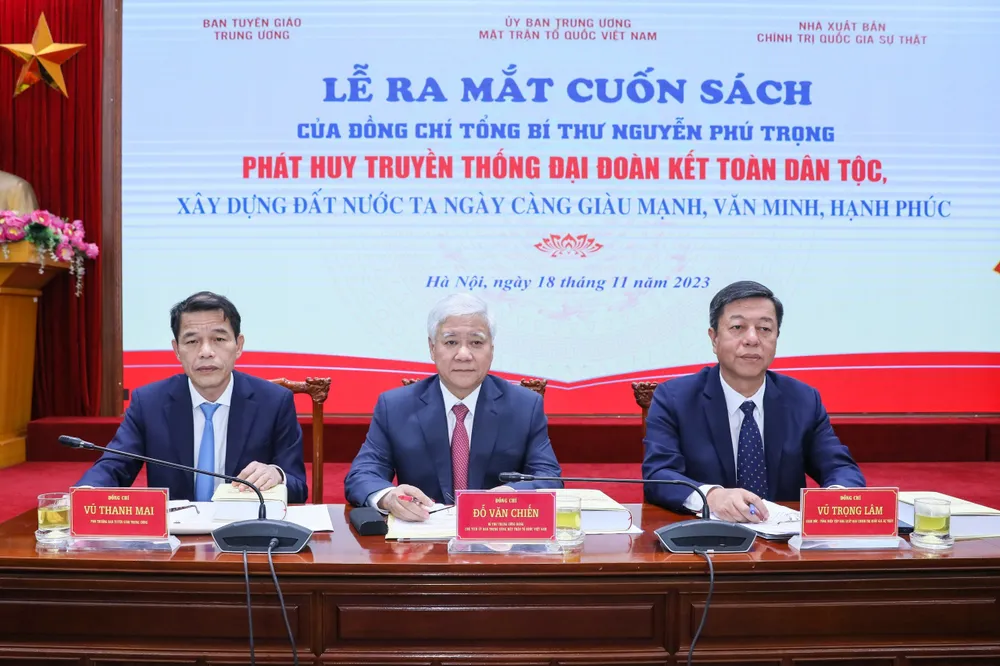 Chủ tịch Ủy ban Trung ương MTTQ Việt Nam Đỗ Văn Chiến cùng các đại biểu tại buổi lễ ra mắt cuốn sách của Tổng Bí thư Nguyễn Phú Trọng. Ảnh: DANGCONGSAN Ra mắt cuốn sách của Tổng Bí thư về phát huy truyền thống đại đoàn kết dân tộc