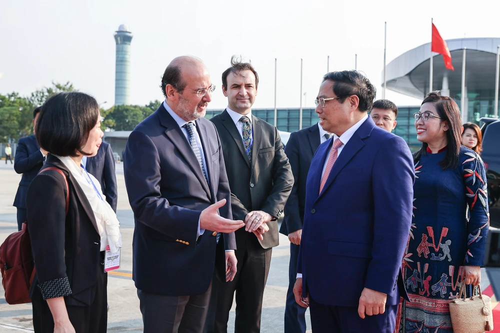 Đại sứ Thổ Nhĩ Kỳ tại Việt Nam Haldun Tekneci tiễn Thủ tướng và Phu nhân tại Sân bay Nội Bài. Ảnh: VGP Thủ tướng Phạm Minh Chính lên đường dự COP28 tại UAE và thăm chính thức Thổ Nhĩ Kỳ