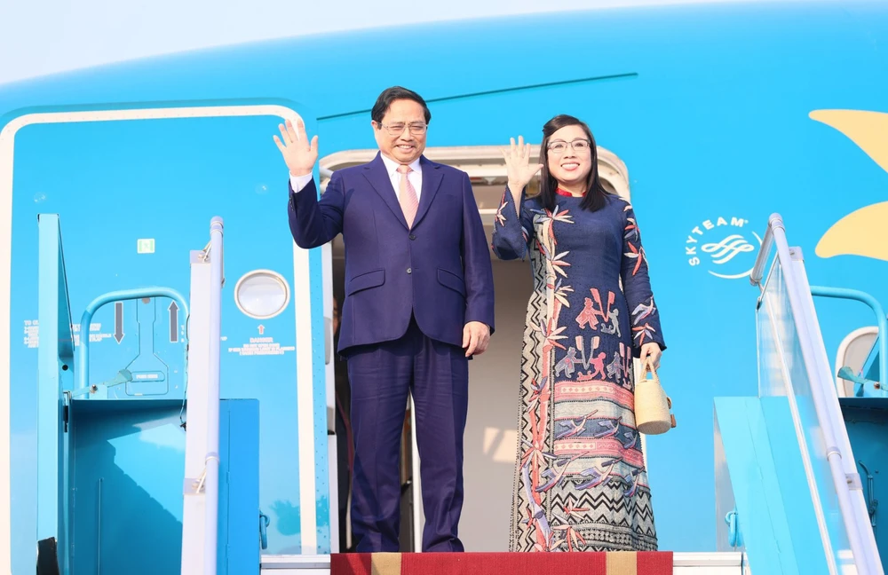 Thủ tướng Phạm Minh Chính lên đường tham dự Hội nghị COP 28, hoạt động song phương tại UAE và thăm chính thức Thổ Nhĩ Kỳ. Ảnh: VGP thu-tuong-pham-minh-chinh-len-duong-du-cop28-tai-uae-va-tham-chinh-thuc-tho-nhi-ky.jpg