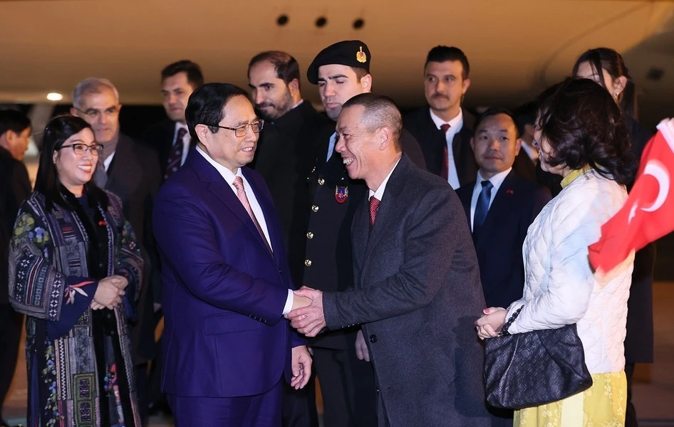 Cán bộ, nhân viên Đại sứ quán và kiều bào Việt Nam tại Thổ Nhĩ Kỳ đón Thủ tướng và Phu nhân cùng Đoàn Đại biểu Cấp cao Việt Nam. Ảnh: TTXVN thu-tuong-pham-minh-chinh-toi-tho-nhi-ky-2.jpg