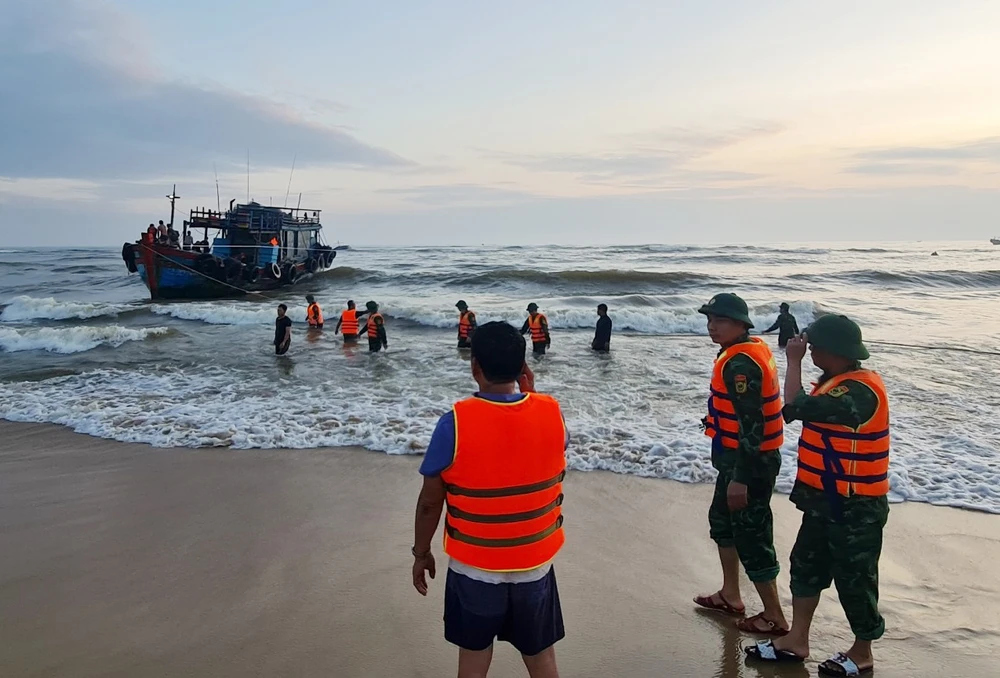 Ứng cứu 2 tàu cá bị mắc cạn và sóng biển đánh chìm ở cửa biển Nhật Lệ