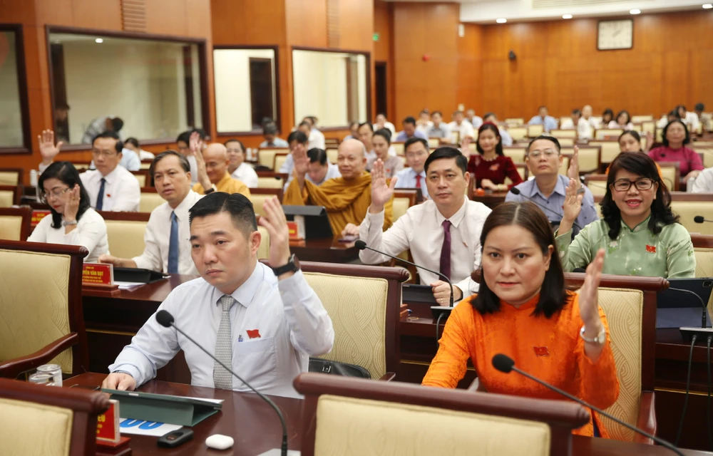 HĐND TP.HCM biểu quyết thông qua các dự thảo nghị quyết. Ảnh: HOÀNG GIANG chi-tieu-kinh-te-xa-hoi-tp.hcm-2024 (1).jpg