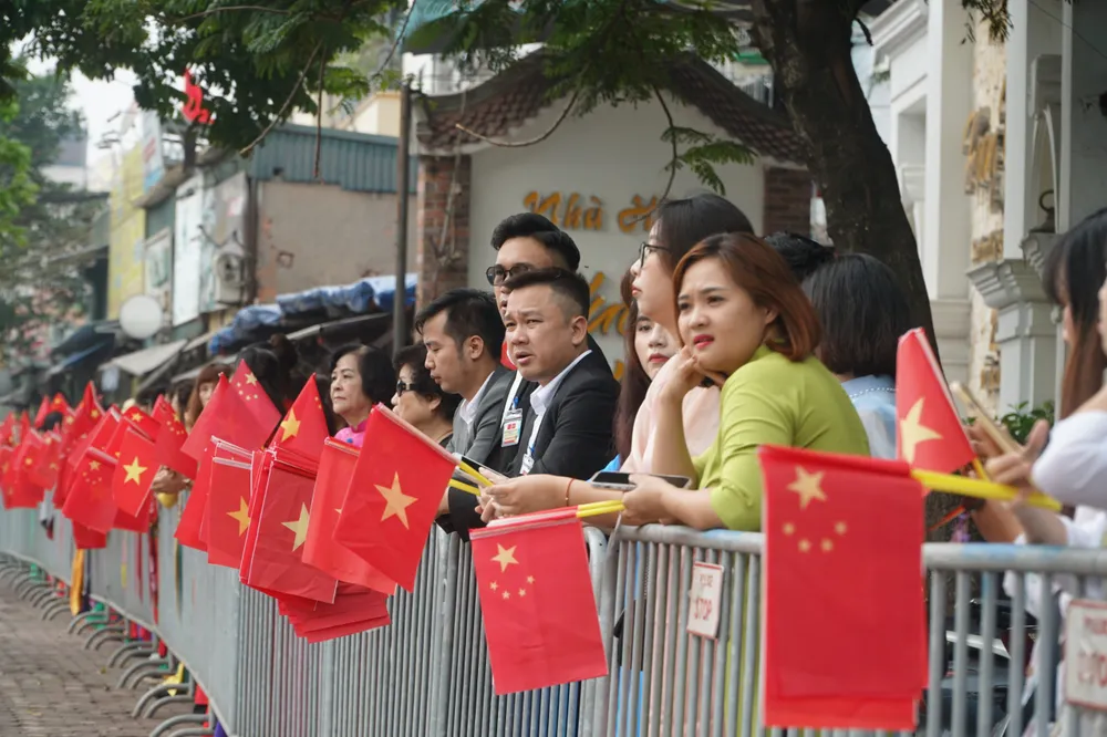 Đoàn đại biểu chào đón Tổng Bí thư, Chủ tịch nước Trung Quốc Tập Cận Bình bắt đầu chuyến thăm chính thức cấp Nhà nước tới Việt Nam. Ảnh: PHI HÙNG Don-doan-tong-bi-thu-chu-tich-nuoc-tap-can-binh.jpg