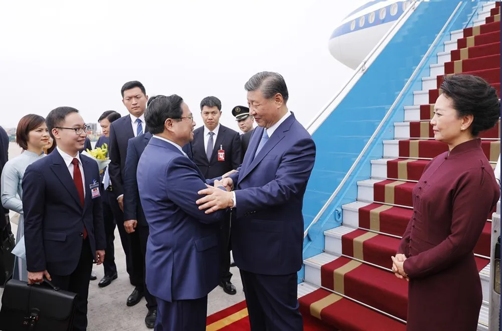 Thủ tướng Phạm Minh Chính đón Tổng Bí thư, Chủ tịch nước Trung Quốc Tập Cận Bình và phu nhân tại sân bay Nội Bài trưa 12-12. Ảnh: TTXVN ong-tap-can-binh-ung-phu-nhan-den-viet-nam-2.jpg