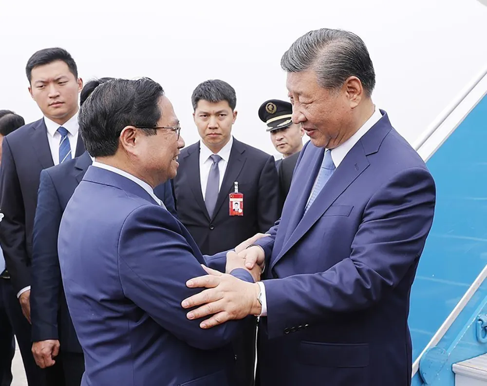 Thủ tướng Phạm Minh Chính đón Tổng Bí thư, Chủ tịch nước Trung Quốc Tập Cận Bình tại sân bay Nội Bài. Ảnh: TTXVN ong-tap-can-binh-ung-phu-nhan-den-viet-nam-3.jpg
