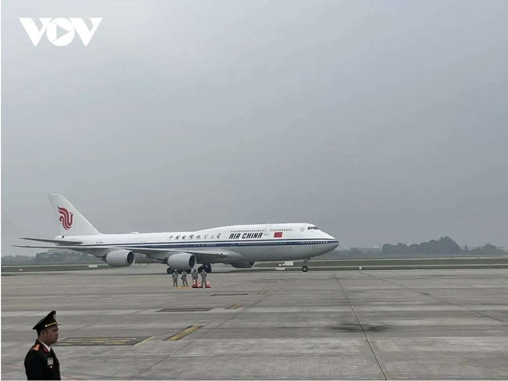 Chuyên cơ chở Tổng Bí thư, Chủ tịch nước Trung Quốc Tập Cận Bình và phu nhân hạ cánh xuống sân bay Nội Bài, trưa 12-12. Ảnh: VOV tong-bi-thu-chu-tich-nuoc-trung-quoc-tap-can-binh-den-viet-nam-7109-490.png