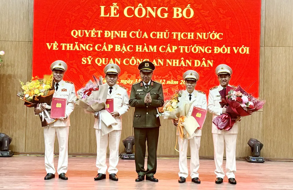 thang-bac-ham-len-thieu-tuong-voi-pho-giam-doc-cong-an-tp-hcm-mai-hoang-5685-8364.jpg
