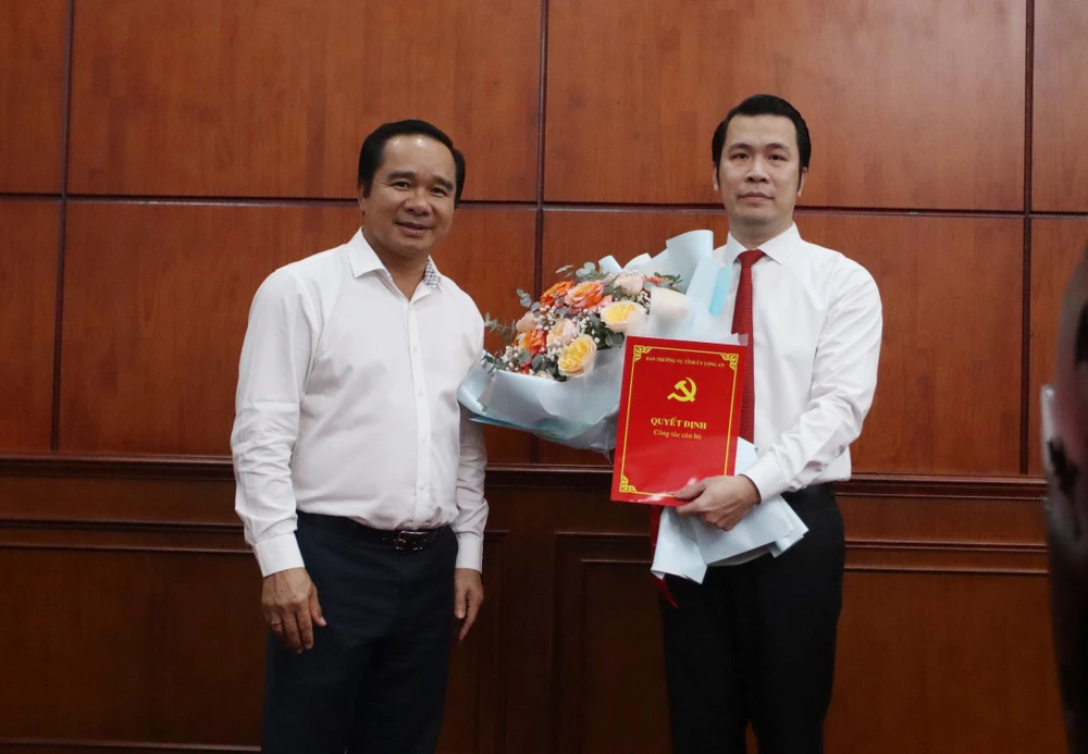 Ông Trương Tấn Sơn nhận quyết định của Ban Thường vụ Long An tiếp nhận về Ban Tổ chức Tỉnh ủy. Ảnh: HUỲNH DU 4 vấn đề trong điều động ông Trương Tấn Sơn từ TP.HCM về Long An