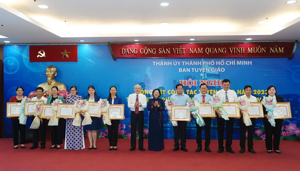 Ban Tuyên giáo Thành ủy TP.HCM trao tặng giấy khen cho 42 tập thể hoàn thành xuất sắc nhiệm vụ năm 2023. Ảnh: THANH THUỲ tong-ket-nganh-tuyen-giao-tphcm-2023-4816-4410-2546.jpg
