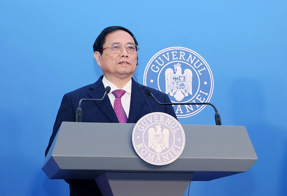 Thủ tướng Phạm Minh Chính phát biểu tại buổi gặp gỡ báo chí sau hội đàm với Thủ tướng Romainia Ion-Marcel Ciolacu. Ảnh: VGP hai-thu-tuong-romania-viet-nam-hop-bao.jpg