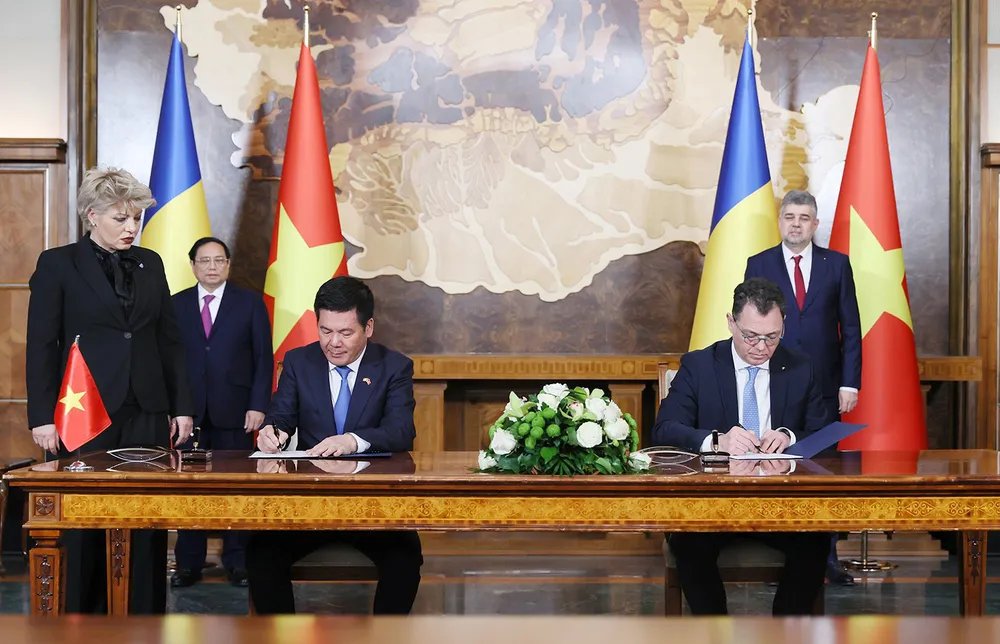 Lãnh đạo Bộ Công Thương Việt Nam và Bộ Kinh tế, Doanh nghiệp và Du lịch Romania ký kết Bản ghi nhớ về việc thúc đẩy hợp tác trao đổi những vấn đề quan tâm trong lĩnh vực kinh tế. Ảnh: VGP ky-ket-hop-tac-romania-viet-nam.jpg