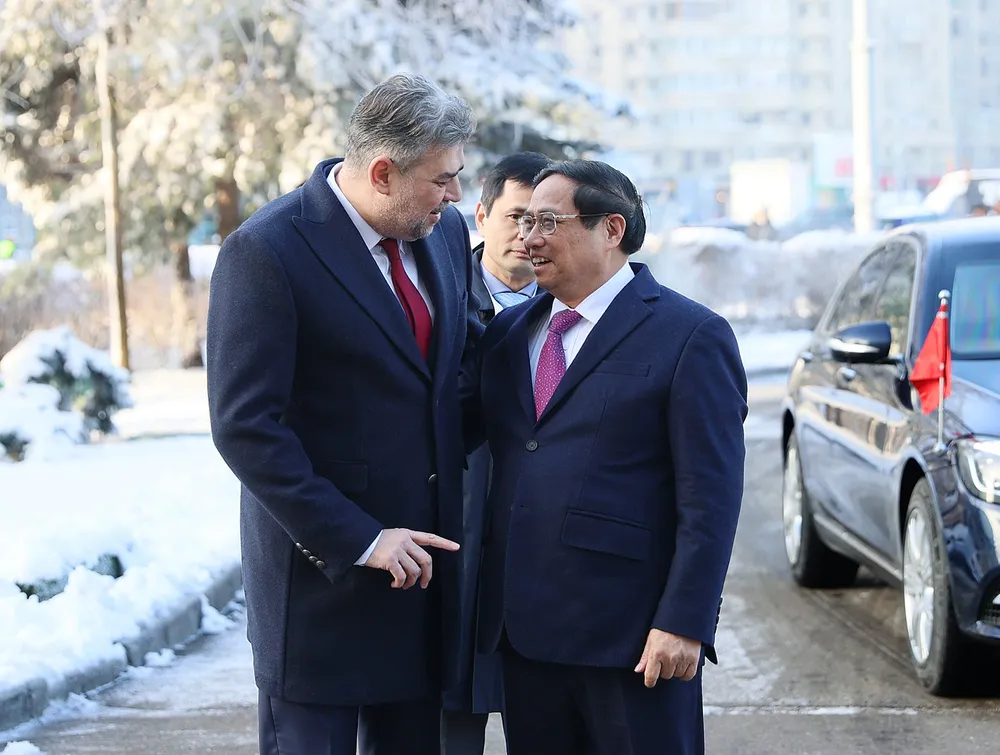 Thủ tướng Ion-Marcel Ciolacu đón Thủ tướng Phạm Minh Chính. Ảnh: VGP Thủ tướng Romania Ion-Marcel Ciolacu chủ trì lễ đón Thủ tướng Phạm Minh Chính