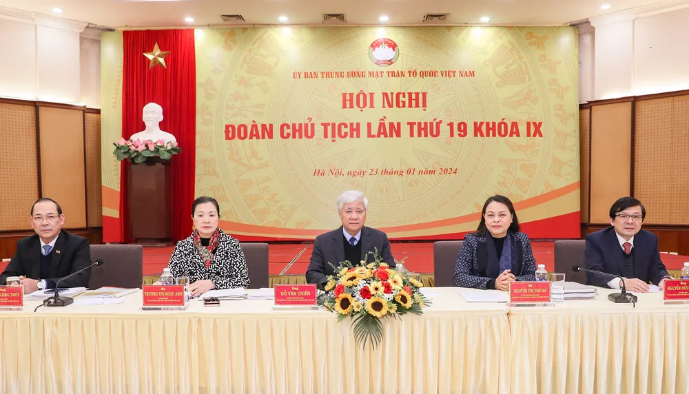 Đoàn Chủ tịch chủ trì hội nghị. Ảnh: CHÂN LUẬN ba-to-thi-bich-chau-duoc-gioi-thieu-lam-pho-chu-tich-uy-ban-trung-uong-mttq-viet-nam (1).jpg