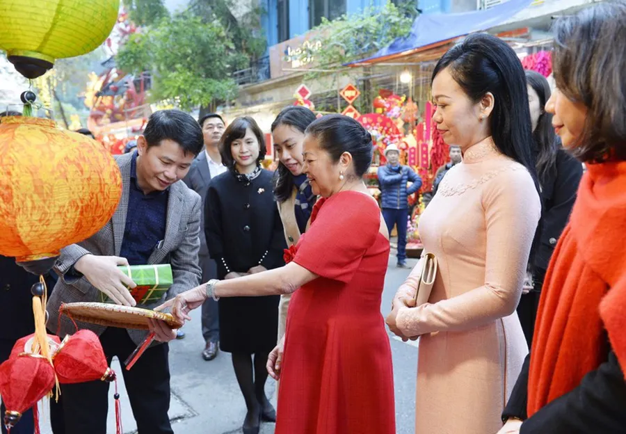 Phu nhân Chủ tịch nước và Phu nhân Tổng thống Philippines đi ngắm chợ hoa Tết Hà Nội