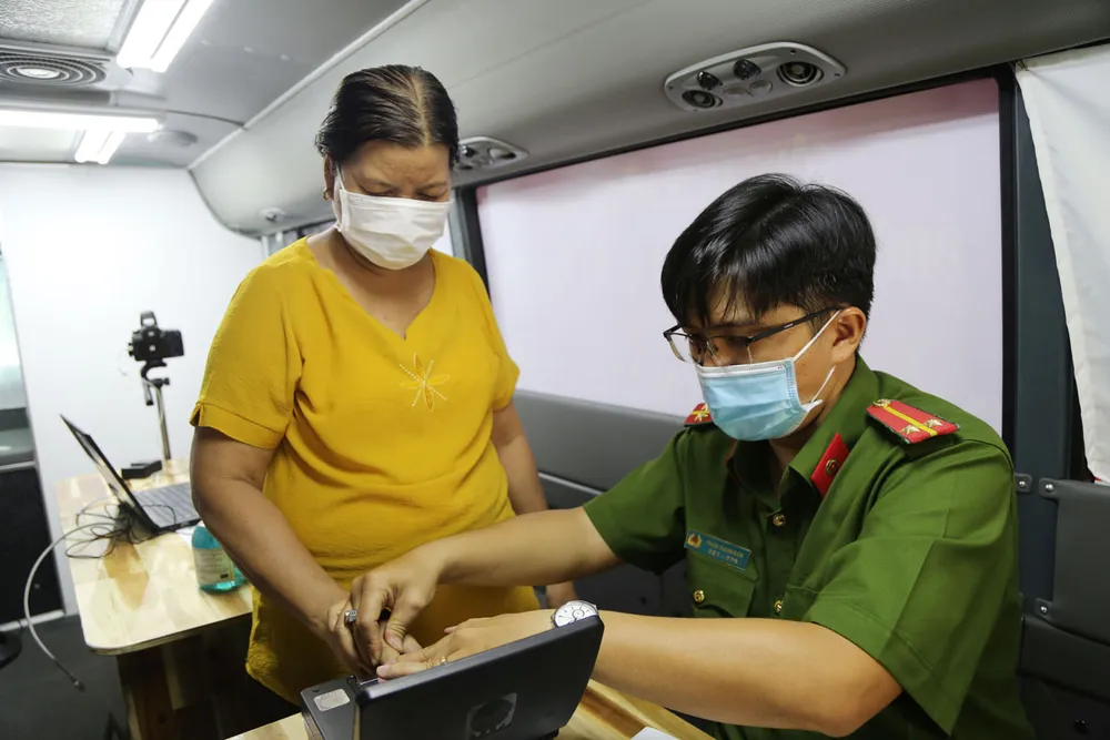 Bộ Công an được giao đảm bảo các điều kiện để thu nhận sinh trắc học về mống mắt, ADN, giọng nói, tích hợp, khai thác thông tin trong thẻ căn cước và căn cước điện tử. Ảnh: PLO Thu thập mống mắt, ADN, giọng nói để làm căn cước từ 1-7