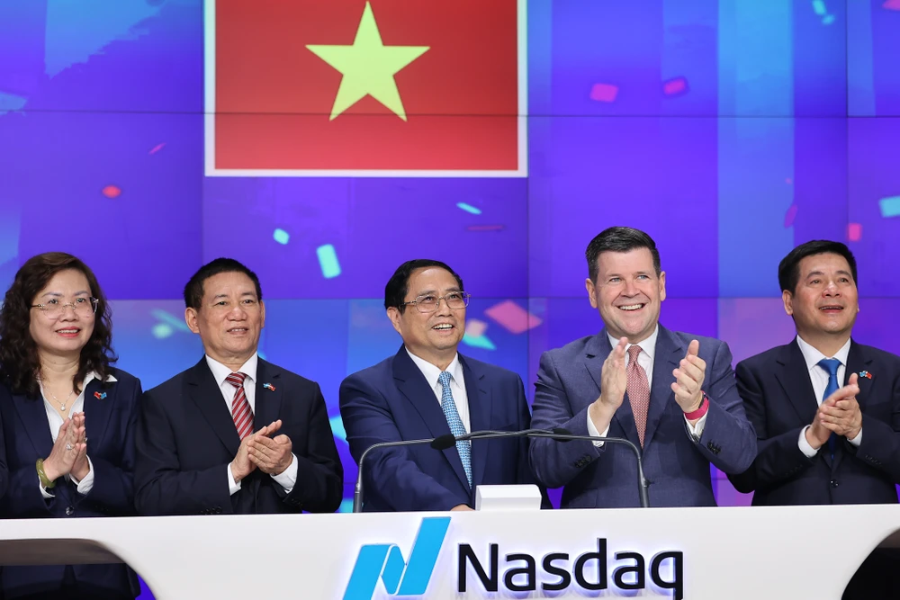 Thủ tướng Phạm Minh Chính, Bộ trưởng Bộ Tài chính Hồ Đức Phớc (thứ hai từ trái qua) cùng đoàn công tác Việt Nam tham dự khai mạc phiên giao dịch tại thị trường chứng khoán New York, Mỹ vào tháng 9-2023. Ảnh: NHẬT BẮC Bộ trưởng Bộ Tài chính Hồ Đức Phớc: Giảm, giãn thuế để tạo động lực thúc đẩy kinh tế