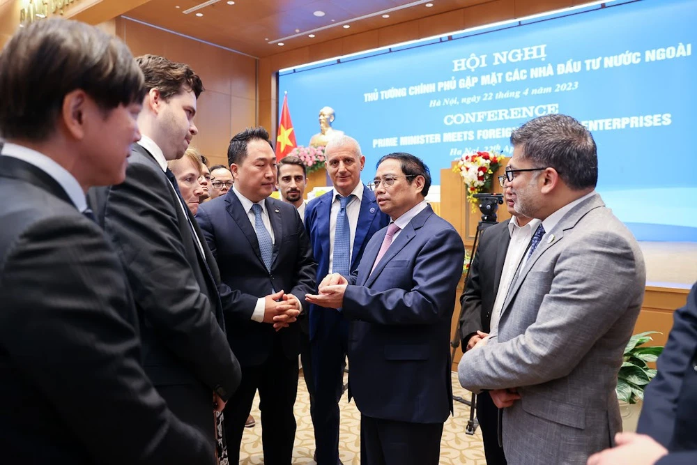 Thủ tướng Phạm Minh Chính trao đổi với đại diện các nhà đầu tư, doanh nghiệp tại Hội nghị gặp mặt các nhà đầu tư nước ngoài được tổ chức hồi tháng 4-2023. Ảnh: NHẬT BẮC thu-hut-von-fdi.jpeg