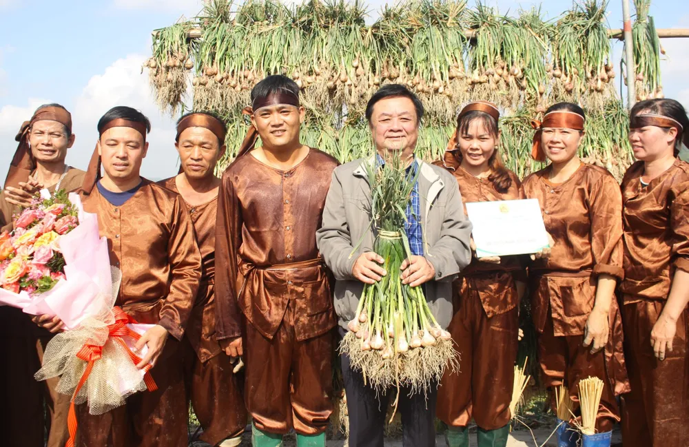 Bộ trưởng Bộ NN&PTNT Lê Minh Hoan chụp ảnh lưu niệm với các nông dân tại lễ hội thu hoạch hành, tỏi thị xã Kinh Môn, Hải Dương ngày 20-1-2024. Ảnh: TRUNG QUÂN nong-nghiep-xanh-bo-trung-le-minh-hoan.jpg