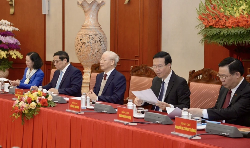 Tổng Bí thư Nguyễn Phú Trọng cùng các đại biểu tại phiên họp. Ảnh: VOV tong-bi-thu-tieu-ban-van-kien-dai-hoi-14-4.jpg