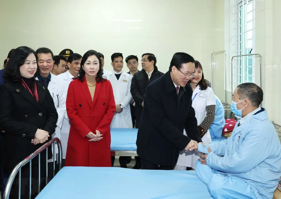 Chủ tịch nước thăm hỏi bệnh nhân tại Trung tâm Y tế huyện Thanh Liêm. Ảnh: TTXVN Chủ tịch nước: Một lời của bác sĩ, y tá là sự động viên rất lớn với người bệnh