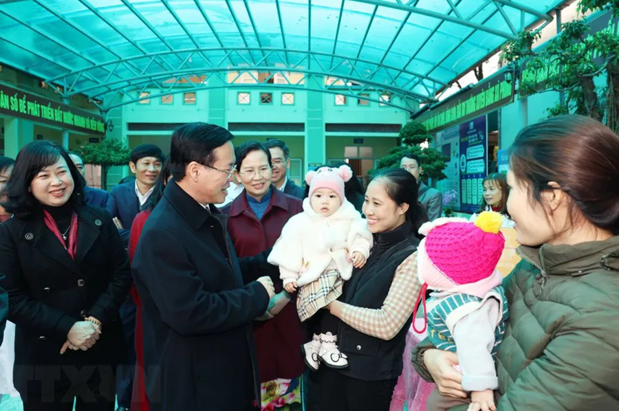 Chủ tịch nước Võ Văn Thưởng thăm, chúc mừng các Thầy thuốc của Trạm Y tế xã Thanh Phong, huyện Thanh Liêm. Ảnh: TTXVN chu-tich-nuoc-ngay-thay-thuoc-1.jpg