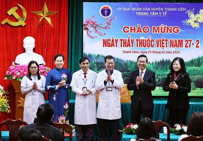 Chủ tịch nước Võ Văn Thưởng tặng quà Trung tâm Y tế huyện Thanh Liêm. Ảnh: TTXVN chu-tich-nuoc-ngay-thay-thuoc-2.jpg
