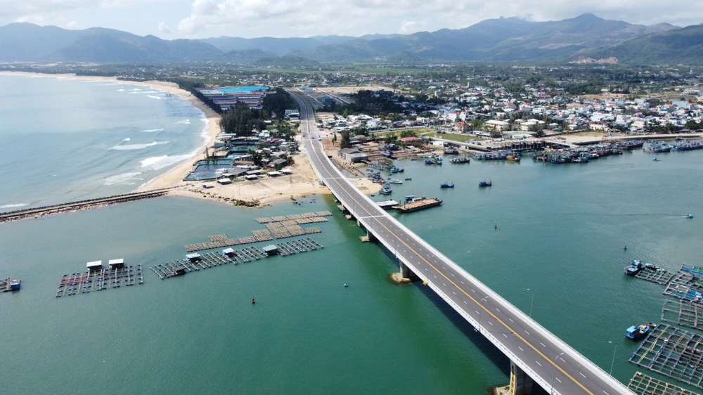 Cầu vượt biển Đề Gi- THANH QUÂN.jpg