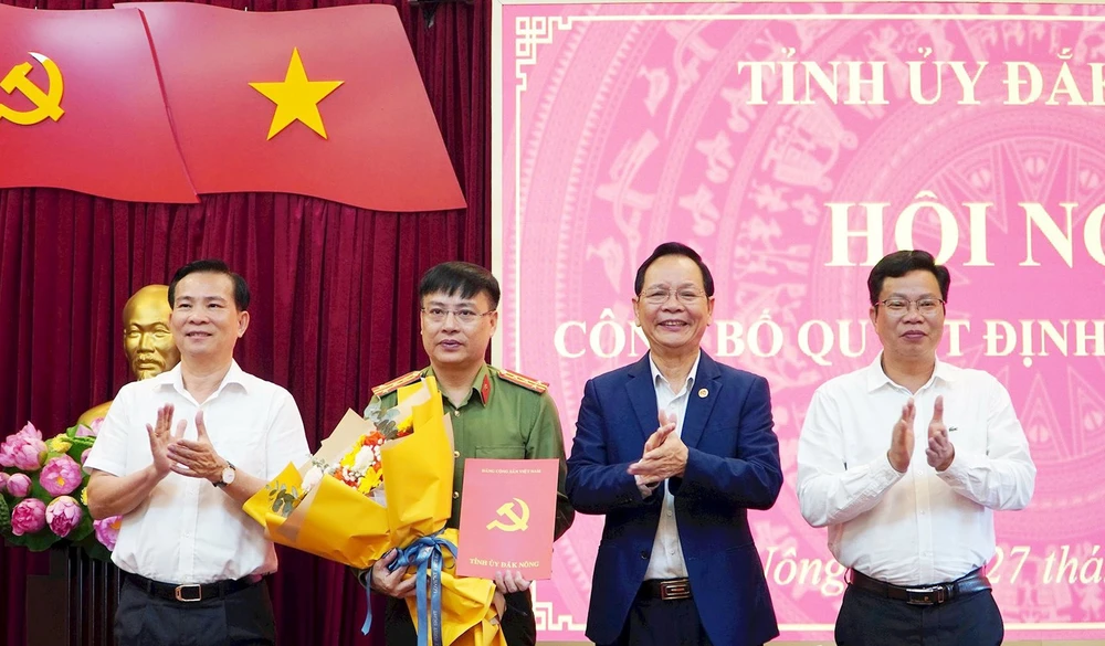 Đại tá Nguyễn Thanh Liêm (thứ hai từ trái qua), Giám đốc Công an tỉnh Đắk Nông, được chỉ định tham gia Ban Chấp hành Đảng bộ tỉnh, Ban Thường vụ Tỉnh ủy Đắk Nông nhiệm kỳ 2020 - 2025. Ảnh: VGP Đại tá Nguyễn Thanh Liêm nhận thêm nhiệm vụ mới