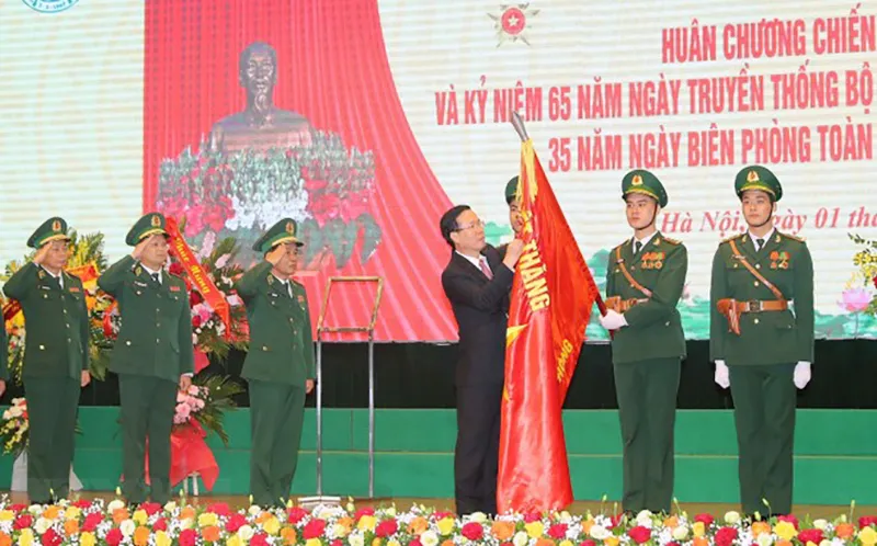 Chủ tịch nước Võ Văn Thưởng gắn Huân chương Chiến công hạng Nhì lên cờ truyền thống của Bộ đội Biên phòng. Ảnh: TTXVN chu-tich-nuoc-trao-huan-chuong-bien-phong.jpg