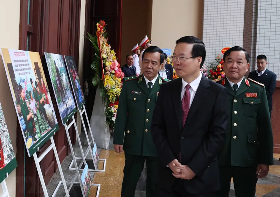 Chủ tịch nước Võ Văn Thưởng xem trưng bày một số hình ảnh về Bộ đội Biên phòng Việt Nam- 65 năm xây dựng, chiến đấu và trưởng thành. Ảnh: TTXVN ngay-truyen-thong-bo-doi-bien-phong-1.jpg