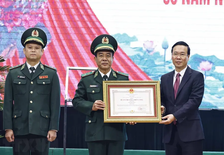 Chủ tịch nước Võ Văn Thưởng trân trọng trao Huân chương Chiến công hạng Nhì tặng lực lượng Bộ đội Biên phòng. Ảnh: TTXVN ngay-truyen-thong-bo-doi-bien-phong.jpg