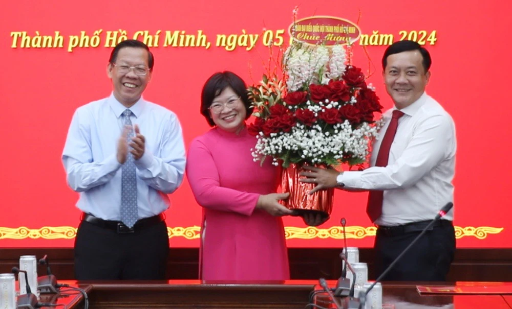 Chủ tịch UBND TP.HCM Phan Văn Mãi và Phó Trưởng đoàn ĐBQH Hà Phước Thắng chúc mừng bà Tuyết. Ảnh: THANH THUỲ bi-thu-nguyen-van-nen-trao-quyet-dinh-truong-ban-to-chuc-thanh-uy-2-600.jpg