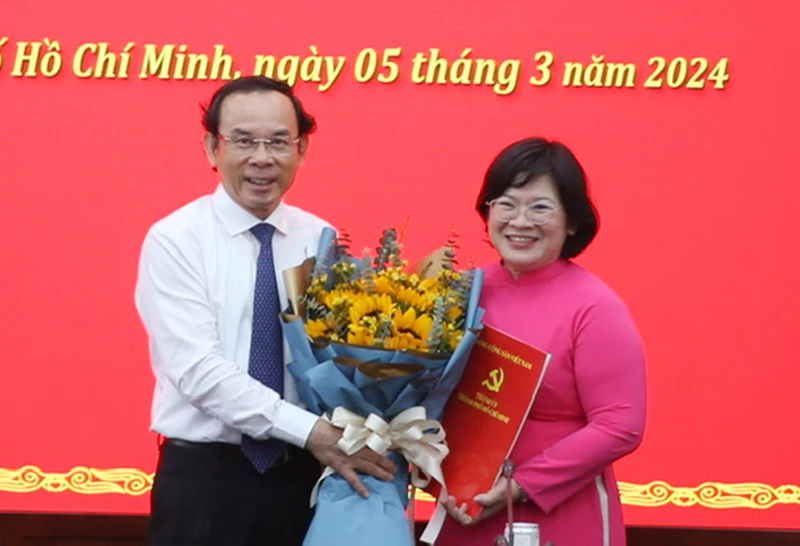 Bí thư Thành uỷ TP.HCM trao quyết định và chúc mừng bà Văn Thị Bạch Tuyết. Ảnh: THANH THUỲ Bà Văn Thị Bạch Tuyết làm Trưởng Ban Tổ chức Thành ủy TP.HCM