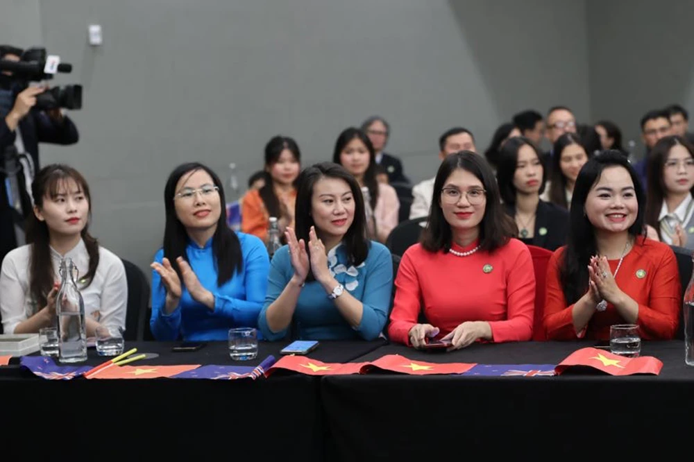 Cộng đồng người Việt Nam tại New Zealand trong buổi gặp gỡ với Thủ tướng Phạm Minh Chính và đoàn đại biểu cấp cao Việt Nam. Ảnh: VGP thu-tuong-gap-kieu-bao-new-zeland-2.jpg