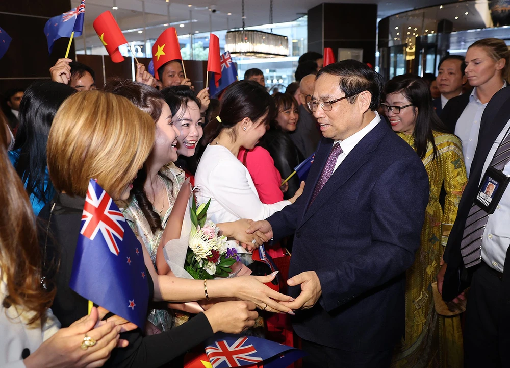 Thủ tướng Phạm Minh Chính hỏi thăm, trò chuyện với cán bộ, nhân viên Đại sứ quán và cộng đồng người Việt Nam tại New Zeand. Ảnh: VGP Thủ tướng Phạm Minh Chính chia sẻ về công việc, trọng trách trên cương vị Thủ tướng