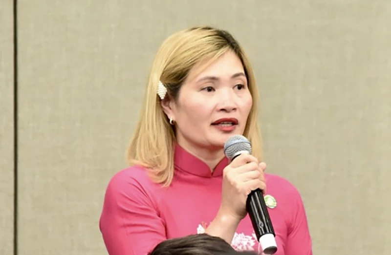 Chị Nguyễn Thị Minh, một kiều bào ở New Zealand đã 20 năm sống xa Tổ quốc, đặt câu hỏi với Thủ tướng. Ảnh: VGP thu-tuong-gap-kieu-bao-new-zeland-nguyen-thi-minh.jpg
