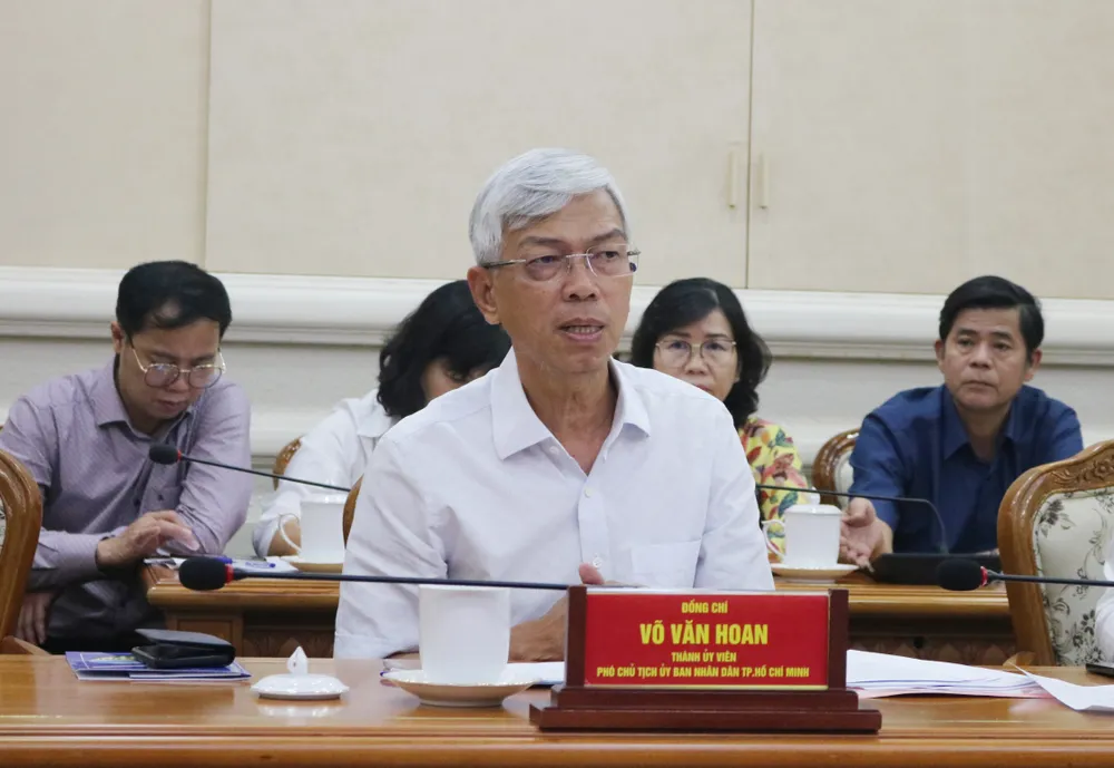 Phó Chủ tịch UBND TP Võ Văn Hoan tại buổi làm việc sáng 15-3. Ảnh: HỒNG THẮM Phó Chủ tịch UBND TP.HCM Võ Văn Hoan: 'Làm sai ở đâu thì sửa ở đó'