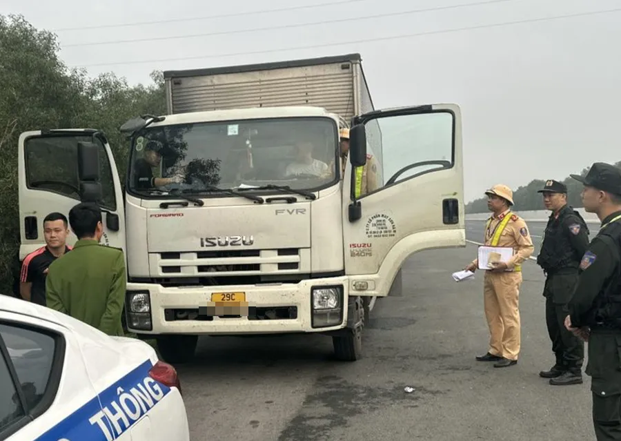 4 tài xế đánh bạc trong thùng xe tải dừng trên cao tốc Hà Nội - Hải Phòng