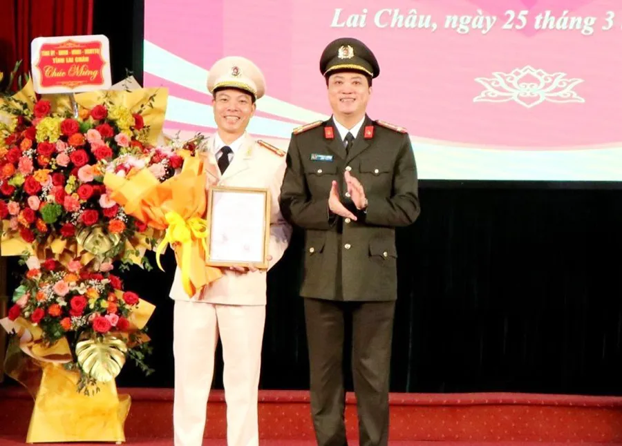 Thừa ủy quyền của Bộ trưởng Bộ Công an, Đại tá Nguyễn Viết Giang, Giám đốc Công an tỉnh Lai Châu trao quyết định và tặng hoa chúc mừng Đại tá Lê Anh Hưng. Ảnh: CTTĐT LAI CHÂU pho-giam-doc-cong-an-lai-chau-le-anh-hung-1.jpeg
