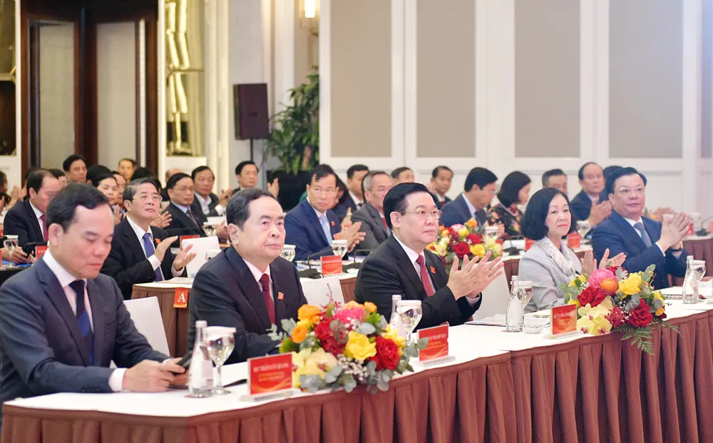 Chủ tịch Quốc hội Vương Đình Huệ, Thường trực Ban Bí thư Trương Thị Mai, Phó Chủ tịch Thường trực Quốc hội Trần Thanh Mẫn, Bí thư Thành ủy Hà Nội Đinh Tiến Dũng và Phó Thủ tướng Trần Lưu Quang, cùng các đại biểu tham dự hội nghị. Ảnh: TN TP.HCM và một số địa phương đang thiếu phó Chủ tịch HĐND