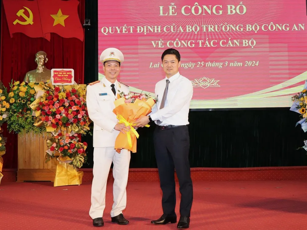 Phó Bí thư Thường trực Tỉnh ủy Lai Châu Vũ Mạnh Hà tặng hoa chúc mừng tân Phó Giám đốc Công an tỉnh Lai Châu, Đại tá Lê Anh Hưng. Ảnh: CTTĐT LAI CHÂU Trưởng Phòng Điều tra các tội phạm khác làm phó giám đốc Công an tỉnh Lai Châu