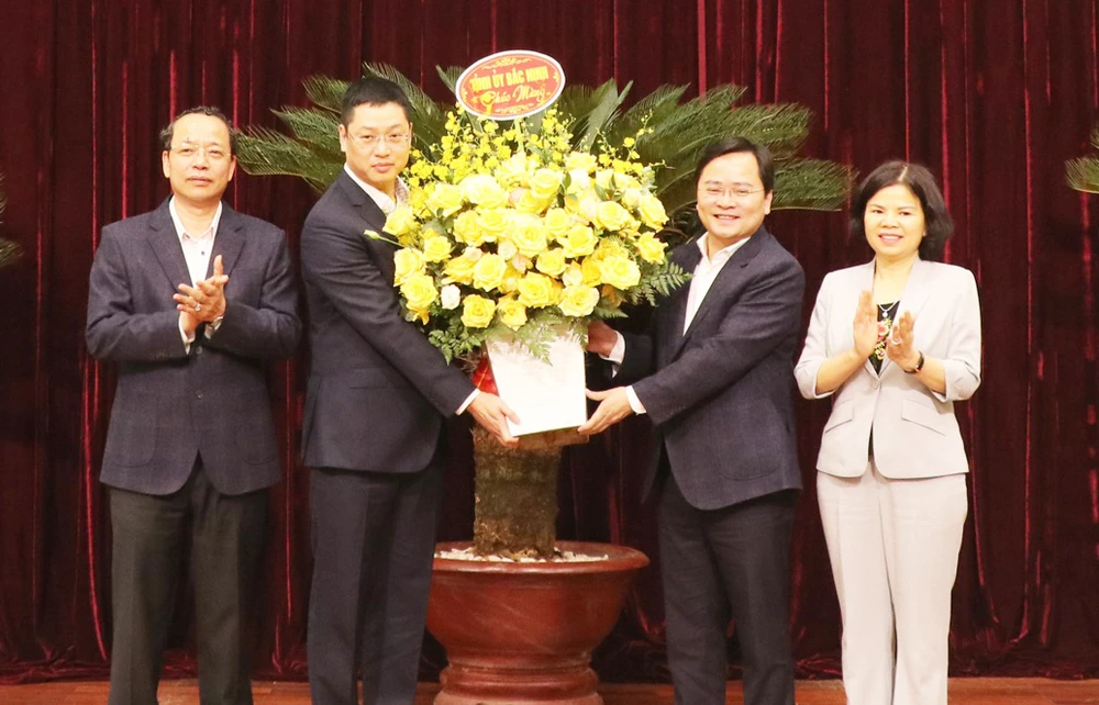 Thường trực Tỉnh ủy Bắc Ninh tặng hoa chúc mừng ông Trần Huy Phương. Ảnh: CỔNG TTĐT BẮC NINH ban-bi-thu-chi-dinh-ong-tran-huy-phuong-tham-gia-ban-thuong-vu-tinh-uy-bac-ninh (1).jpg