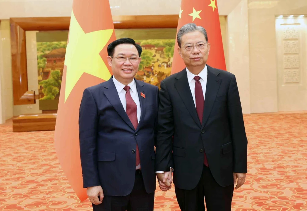 Chủ tịch Quốc hội Vương Đình Huệ và Ủy viên trưởng Ủy ban Thường vụ Đại hội đại biểu Nhân dân toàn quốc Trung Quốc Triệu Lạc Tế. Ảnh: QH Việt Nam - Trung Quốc chia sẻ kinh nghiệm về lập pháp, giám sát, quản lý đất nước