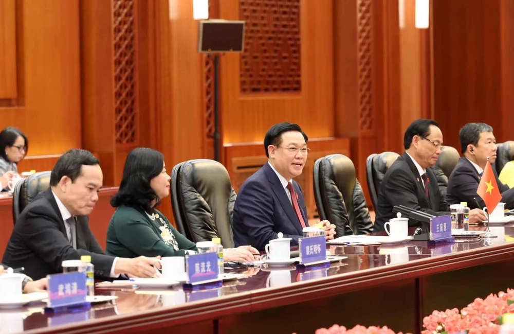 Chủ tịch Quốc hội Vương Đình Huệ cùng đoàn đại biểu Việt Nam tại hội đàm. Ảnh: QH 3-chu-tich-quoc-hoi-vuong-dinh-hue.jpeg