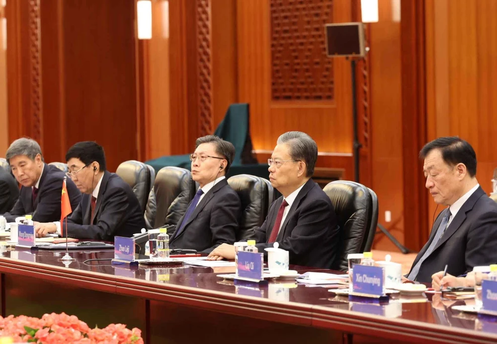 Ủy viên trưởng Ủy ban Thường vụ Đại hội đại biểu Nhân dân toàn quốc Trung Quốc Triệu Lạc Tế và các đại biểu Trung Quốc tại cuộc hội đàm. Ảnh: QH 4-chu-tich-quoc-hoi-vuong-dinh-hue.jpeg