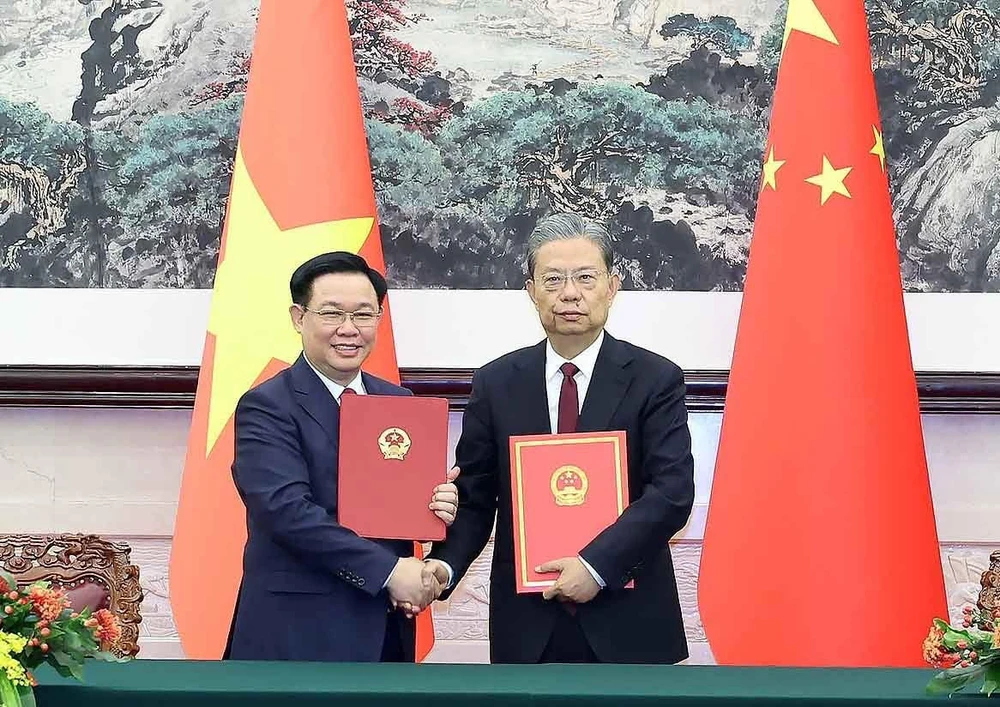 Chủ tịch Quốc hội Vương Đình Huệ và Ủy viên trưởng Triệu Lạc Tế đã ký Thỏa thuận hợp tác giữa Quốc hội Việt Nam và Nhân đại toàn quốc Trung Quốc. Ảnh: QH 5-chu-tich-quoc-hoi-vuong-dinh-hue.jpeg