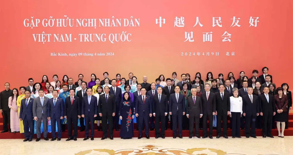 Chủ tịch Quốc hội Vương Đình Huệ với các đại biểu tại buổi gặp gỡ. Ảnh: NHAN SÁNG/TTXVN 1-chu-tich-quoc-hoi-vuong-dinh-hue-chia-se-ve-tinh-huu-nghi-viet-trung.jpeg