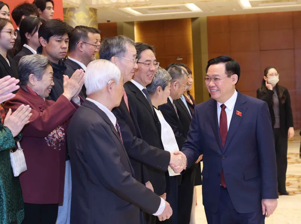 Chủ tịch Quốc hội Vương Đình Huệ với các đại biểu dự chương trình Gặp gỡ hữu nghị Nhân dân Việt Nam – Trung Quốc. Ảnh: NHAN SÁNG/TTXVN Chủ tịch Quốc hội Vương Đình Huệ chia sẻ về tình hữu nghị Việt - Trung