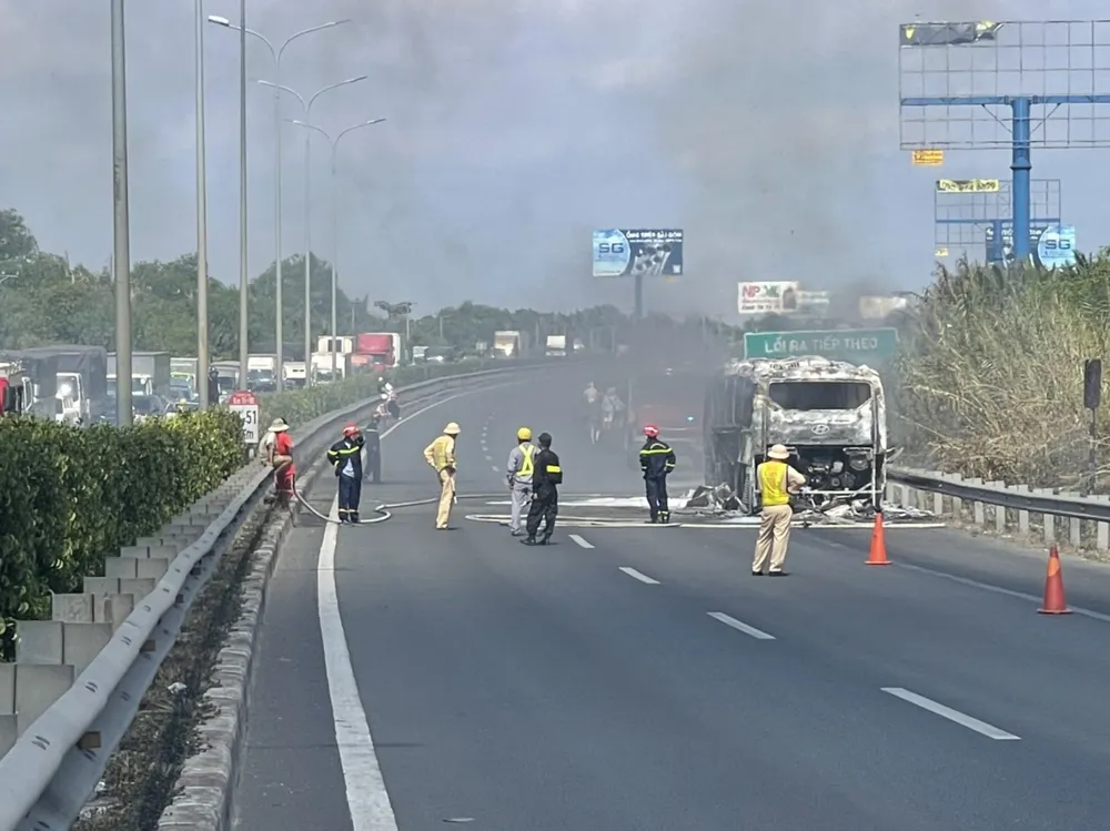 Cháy xe khách trên cao tốc TP.HCM - Long Thành - Dầu Giây