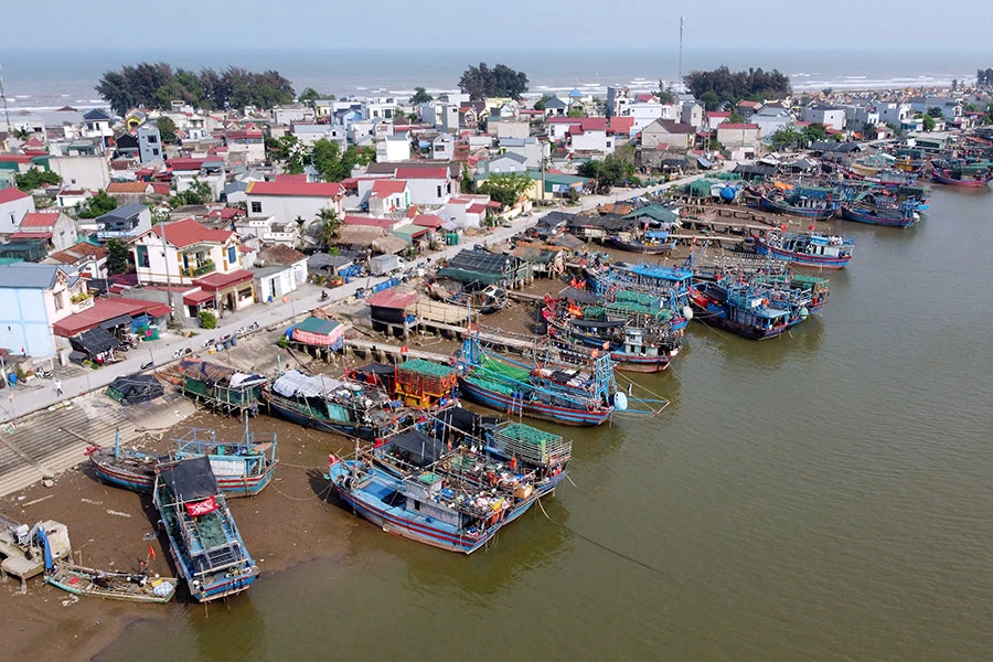 Những căn nhà tầng mọc san sát, nhiều gia đình ở Thanh Hóa có được cuộc sống tốt hơn nhờ mưu sinh bám biển. Ảnh: ĐT Ngư dân xứ Thanh vươn khơi bám biển